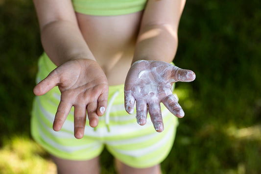 Waarom droogt de huid van je kindje uit in de zon? Zo voorkom je het.